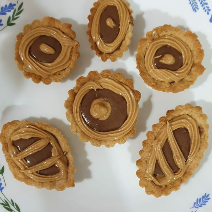 Ruchiseats's tweet photo. Delicious sweet tarts...peanut butter n chocolate https://t.co/SINKenmsap