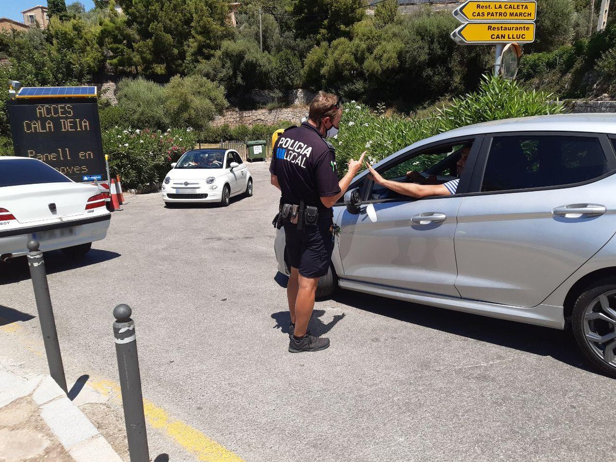 ConselldeMca's tweet photo. 🚙 El Departament de Mobilitat i Infraestructures instal·la la primera estació mòbil d'aforaments per controlar els accessos a cala Deià.

Es tracta d’una prova pilot emmarcada dins del projecte #SmartIsland📲

En vols saber més?👇
https://t.co/m9etTIzW2y https://t.co/fF4IC3ONCB