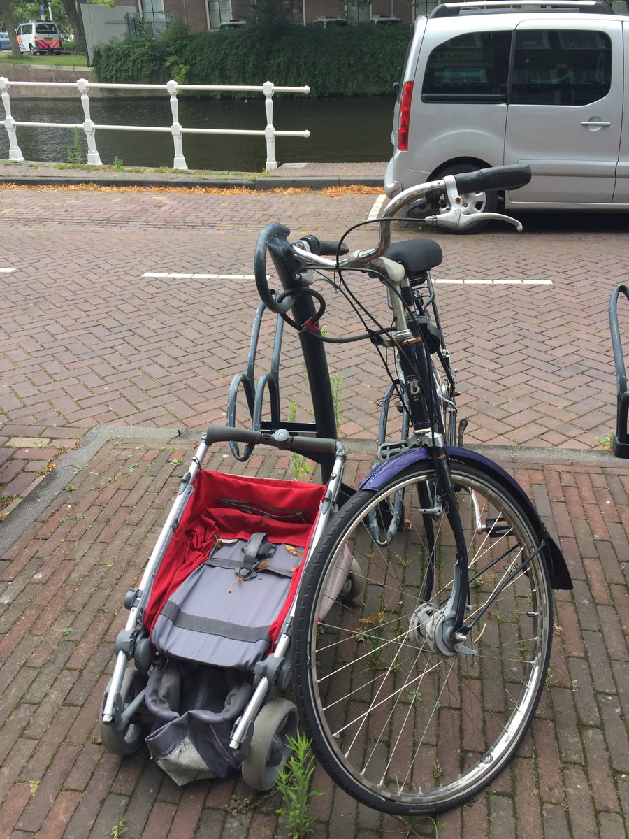 Petrameijssen's tweet photo. @Spaarnelanden Er staat al lange tijd een kapotte fiets en kinderzitje op de Nieuwe Gracht / Hero Kinderopvang. Halen jullie deze op? https://t.co/5TPBxDfIh5
