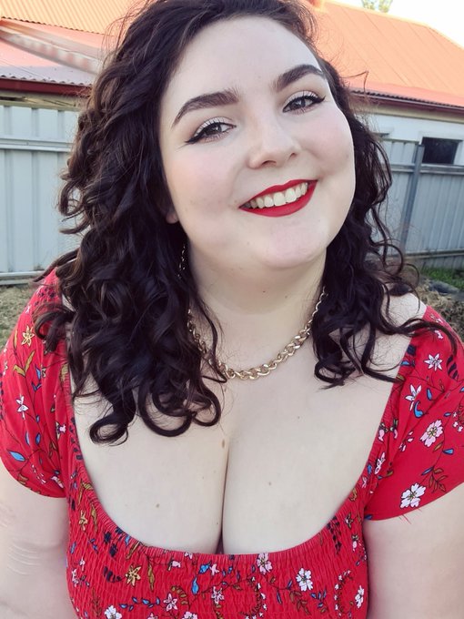 Pretty eyes and thick thighs. 😘 https://t.co/cs79400PGj