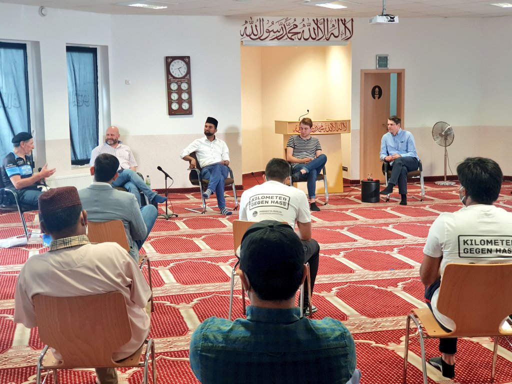 RevueReligionen's tweet photo. Podiumsdiskussion in Hanau:
»O ihr Menschen, Wir haben euch von Mann und Weib erschaffen und euch zu Völkern und Stämmen gemacht, dass ihr einander kennen möchtet. Wahrlich, der Angesehenste von euch ist vor Allah der, der unter euch der Gerechteste ist.« (49:14)
#OffeneMoscheen https://t.co/xOSYz6GOYg