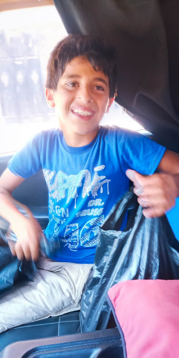 ahmadzakaria199's tweet photo. وقفني هالطفل من شوي طلعتو معي ،وعالطريق بكتشف إنو كان عم يوزع بندورة للفقراء،سألتو كيف ومن وين قال بيشتغل بالجمعة بي ٢٥٠٠٠ وكل نهار جمعة بيقبض وبروح بيشتري قفص بندورة  بوزعن ع ٢٠ عيلة،طيب ليش هيك قال حتى الناس تدعيلوا يلاقي يلي فقدن بالحرب،يلي عرفتو إنو الطفل سوري من حلب 💔 https://t.co/PRqxpPB8zW