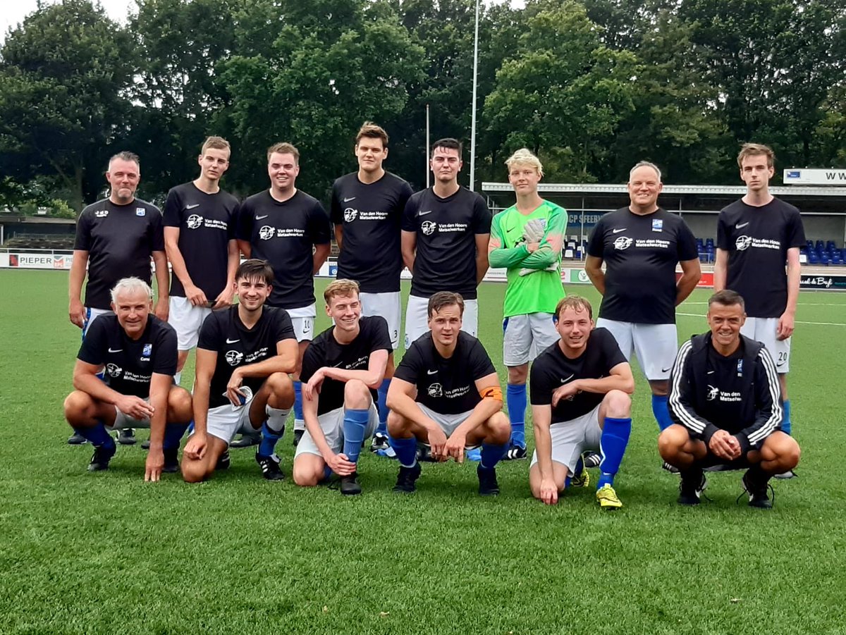 CornevanderTang's tweet photo. Waterpoloรซn met mijn zoons zit er niet in dus na meer dan 20 jaar de voetbalschoenen maar weer eens aan gedaan #sdcputten https://t.co/4XFJDansnH