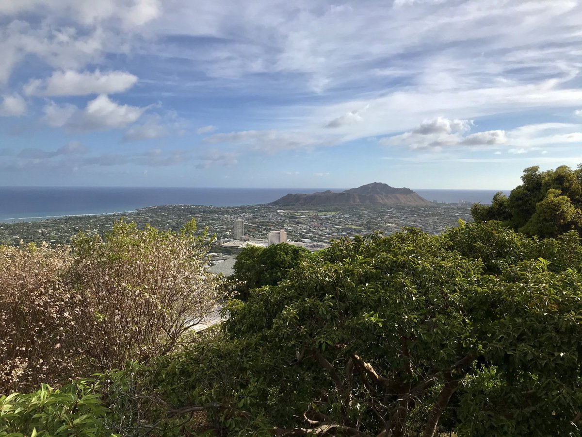 AnneMurata's tweet photo. The rainbow before the storm tonight. As Hurricane Douglas heads our way, Hawaii. Photographed up at Waialae Nui Ridge. #ThinkCalmThoughts https://t.co/tQp4y2MhFp