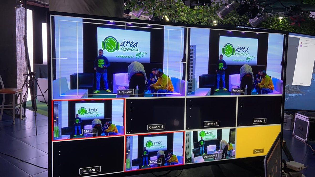 andres7espinoza's tweet photo. Y empezamos el #AreaFest por la 99.3 en #AreaDeportiva @ROBINNOVOA ,12 horas de transmisión #LevantateEcuador los esperamos!!! https://t.co/JkDgNaBSaa