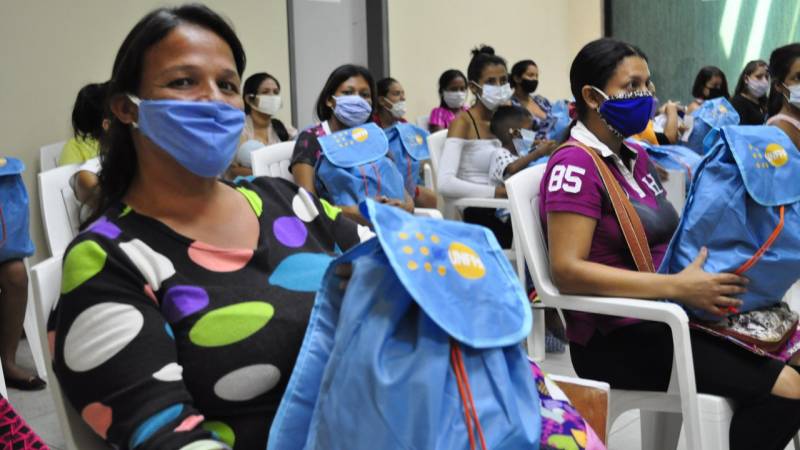 ConElMazoDando's tweet photo. Alcaldía de Maracaibo entrega kits de higiene a 50 embarazadas de los Caimel https://t.co/8emkIuX5yi  #DiosdadoPaLanteVenceremos https://t.co/1oysqZITV2