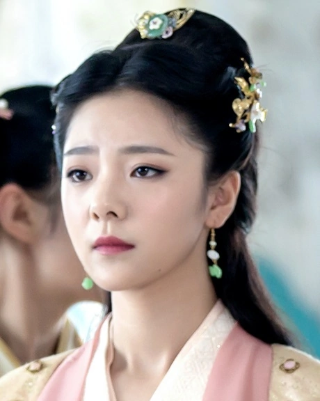 IV. The Empress: Qin SuUPRIGHT: Femininity, beauty, nature, nurturing, abundanceREVERSED: Creative block, dependence on others