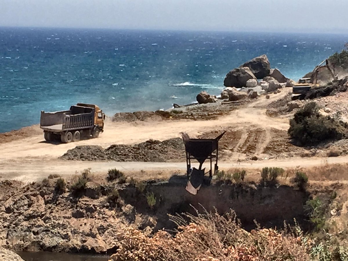 Blueyonetwo's tweet photo. This I believe is a recent photograph/And I believe it is in the TRNC/ Does anyone know what is going on ? What are they building on the Beach?/ Bu fotograf yakin gecmise ait/Ve Yanilmiyorsam KKTC'de/ Deniz kenarinda ne insa ediyorlar bilen var mi? #Cyprus #OnePeopleOneCountry https://t.co/Zb9cIZnIb2