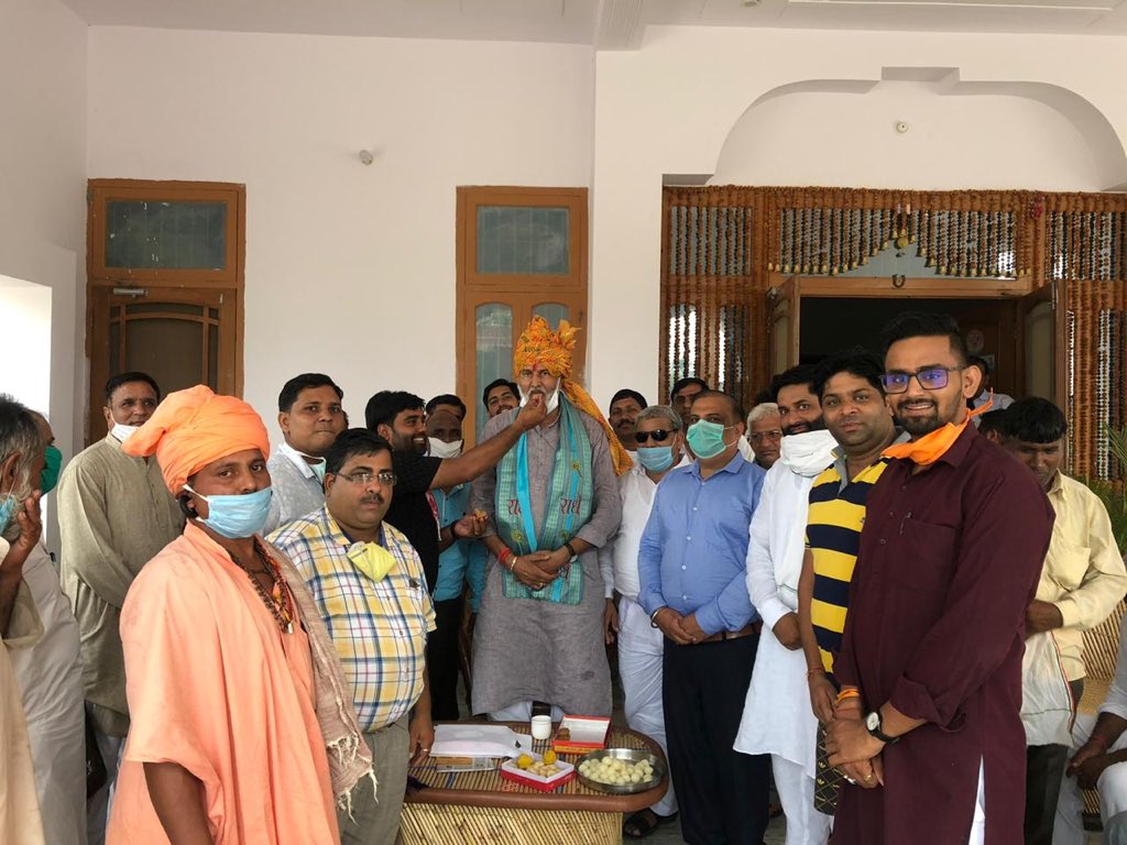Amitmis43649040's tweet photo. पूर्व में संघ के प्रचारक रहे, जेपी आंदोलन मे अग्रणी भूमिका में रहने वाले, संघर्ष के प्रयाय, हरियाणा भाजपा के स्तम्भ मेरे बहुत ही आदरणीय श्री रामविलास शर्मा जी को उनके निवास पर सभी पार्षद साथिय���ं के साथ जाकर जन्मदिवस की मंगलकामनाएँ दीं।@rbsharmabjp https://t.co/IEbCUbZyvX