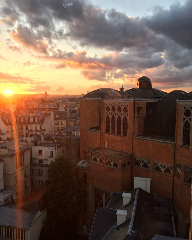 hipparisblog's tweet photo. The view from above. I say it all the time, but I love my 'hood.
Photo: @pennysterlingsyd
#parismontmartre #parisviews #iloveparis #parisliving #sunsetinthecity #parissunset https://t.co/gzW2THI74c