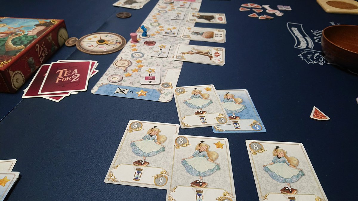 あかしあ 2人でお茶をで遊んだ 初 大好きなルイスクラークの作者が贈るアレなゲーム トランプの戦争やって買ってたらカード購入やら特殊カード発動やら ちょっとだけデッキ残りカード把握が必要だけどほぼほぼ運 アリスちゃんかわいい Bgshia