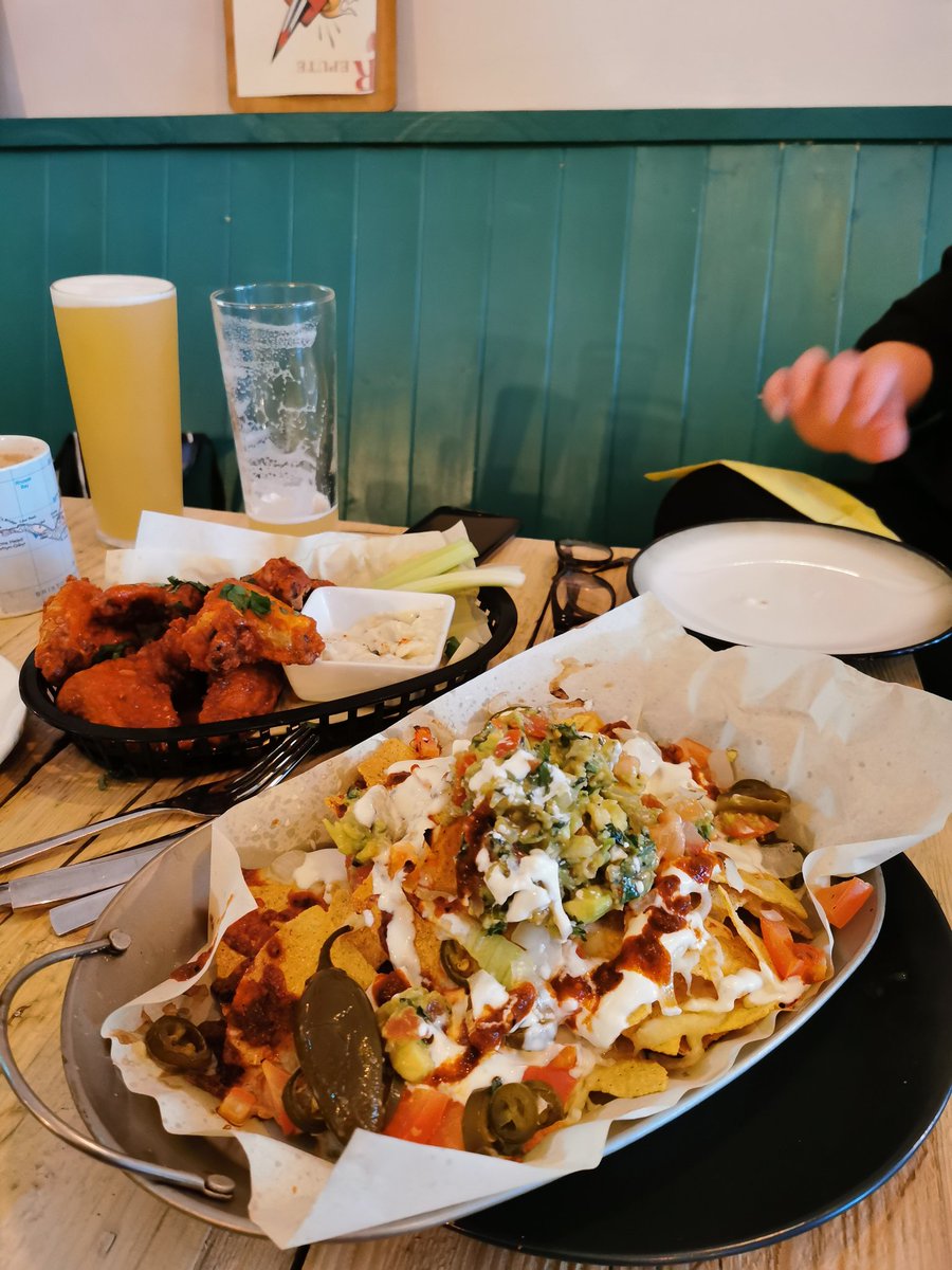 Out grabbing lunch <a href="/theillrepute/">theillrepute</a>. G-Fresh's Wings and Nachos with <a href="/amundsenbrewery/">AMUNDSEN BREWERY</a> Hopliminal Messages and the last pint of @BoxcarBrwCo. Dodging out of shot is <a href="/sweetsmokscreen/">SweetSmokeScreen</a>