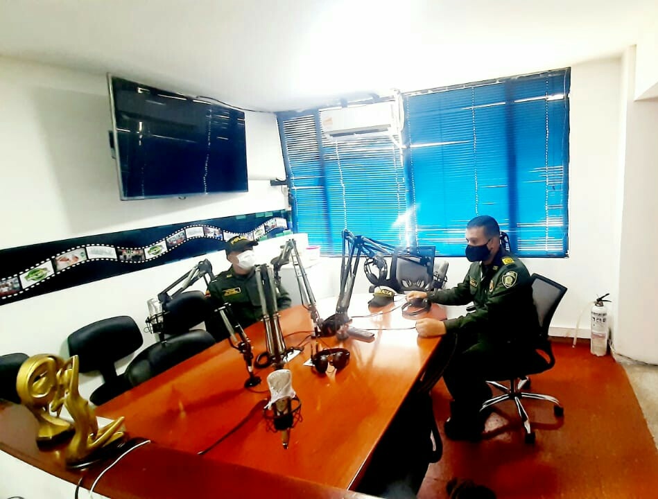 PoliciaUNIPEP's tweet photo. Desde la cabina de Radio Policía Nacional en #Florencia @PoliciaCaqueta, enviamos un mensaje sobre los tipos de violencia basadas en género y la importancia de pedir orientación y denunciar a las líneas 155 y 122 👮🏻♂️👮🏻♀️ #SomosUnoSomosTodos #EmaContigo https://t.co/ZpdAtjM6a3