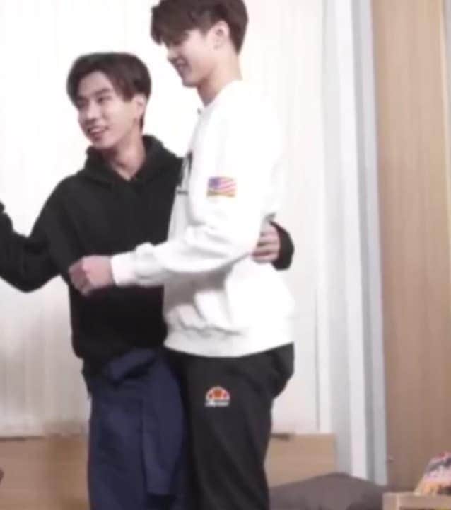 petchayx's tweet photo. y'all i thought it was perthsaint👁️👄👁️ https://t.co/LuIrinDRfY