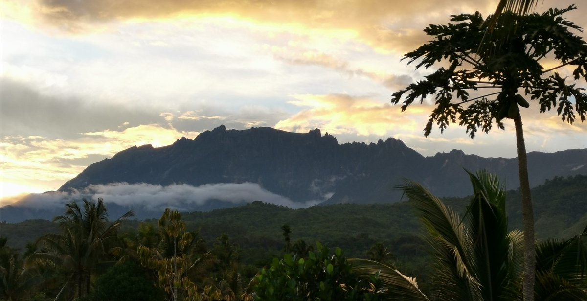 JasonCletus's tweet photo. My backyard.. Anyone knows the name of this mountain⛰️⛰️ https://t.co/ZAWJqB5VQ3