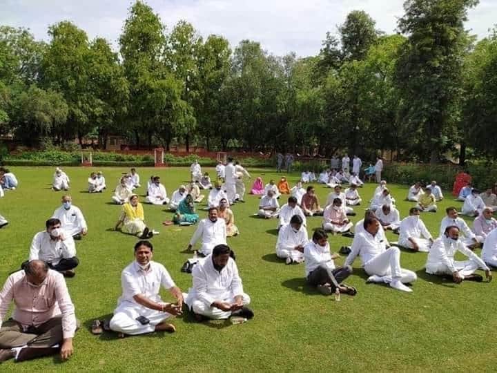 MatinMirza3's tweet photo. @GovindDotasra @KalrajMishra @INCIndia @INCRajasthan @ashokgehlot51 @kcvenugopalmp @RahulGandhi @ajaymaken @avinashpandeinc इन्हीं प्रकियाओं से हमारा संगठन विगत कई वर्षों से सरकार और उनके नुमाइंदों के आगे अपनी मांग रखता आ रहा है ज्ञापन,धरना-प्रदर्शन करते हुए ।।
कोई यूं ही धरने पर नहीं बैठता,कुछ तो मजबूरियां होती हैं मेनीफेस्टो का वादा पूरा करो
#राजस्थान@AshokGahlot51
#मदरसा_पैराटीचर्स_को_नियमित_करो।। https://t.co/mWvq0VzmTQ
