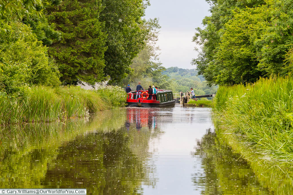 Looking at the ideal UK trip that'll allow you to safe social distance? Explore our landscape from a different perspective all at a rather sedate 4mph? We love <a href="/MoonrakerCanalb/">Moonraker Canalboats</a> and exploring the Kennet &amp; Avon Canal. #LifesBetterByWater ow.ly/AqVG30qZusx