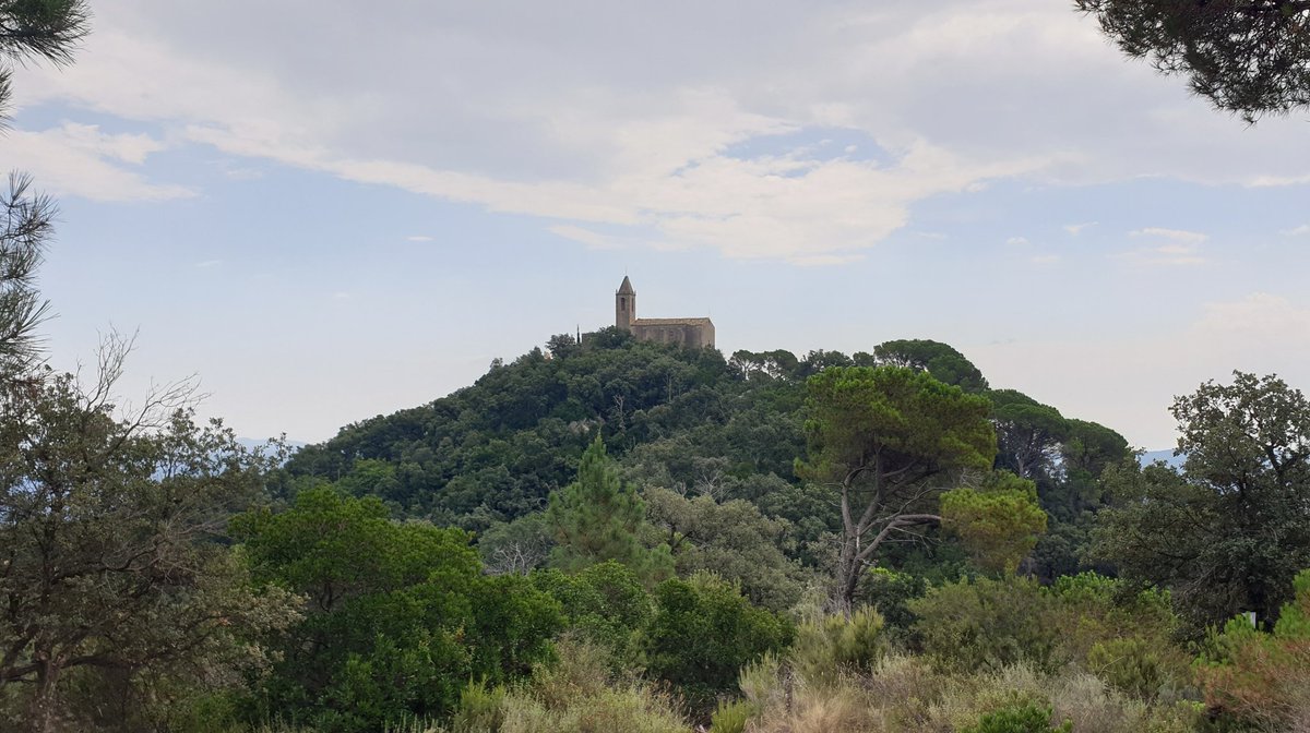 annaaulet's tweet photo. Des del turó de Sant Pere vell (587 m) mirant cap al castell i ermita de la mare de Déu d'Argimon.
Excel.lent punt d'aguait.
#Riudarenes #selvainterior #raconsdegirona https://t.co/bapGmhFnFA