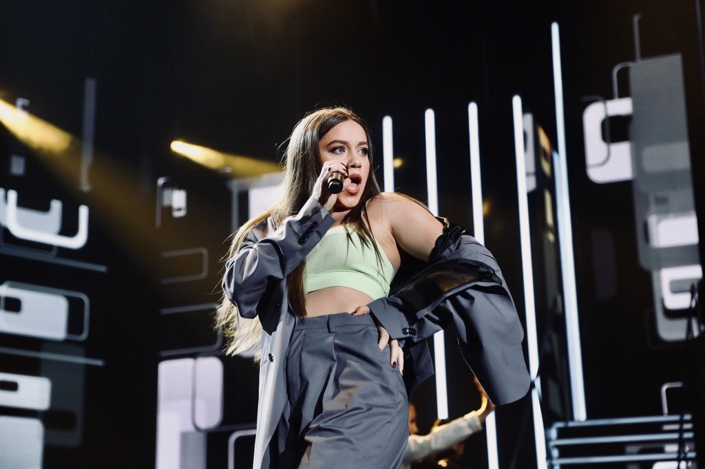 IGUALESPOS's tweet photo. darle todo el amor a la niña hoy, gritar, saltar, bailar, cantar muy fuerte s single para que vea que siempre la apoyamos a tope y que estamos deseando ir a sus conciertos propios 🥺💘 #OTConcierto25J https://t.co/eKtOkvn87G