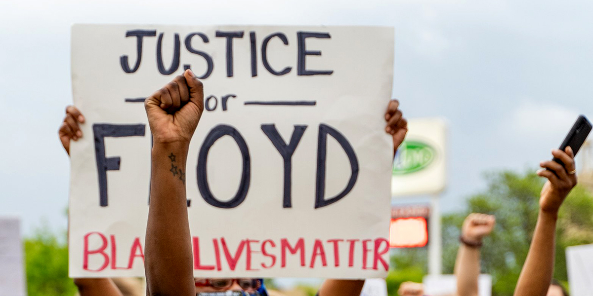 DinamoPress's tweet photo. Il 25 maggio, un poliziotto bianco uccideva a #Minneapolis un afroamericano di 46 anni. Da quel giorno le proteste per #GeorgeFloyd e contro il suprematismo bianco divampano negli Stati Uniti fino a raggiungere il resto del mondo. https://t.co/q2jkdM8Fog https://t.co/fsIF1wbyVy