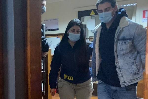 adnradiochile's tweet photo. VIDEOS | Así fue la llegada de Martín Pradenas al complejo penitenciario Llancahue en Valdivia https://t.co/ogUjYAqhu0 https://t.co/RtwH7SdYXd