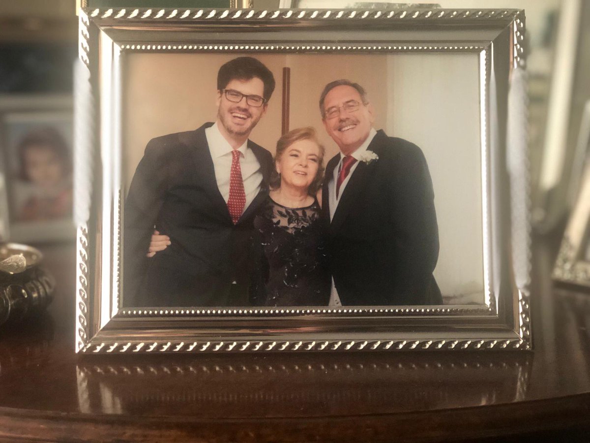 izuzquiza's tweet photo. A mi padre, Javier, le hacía ilusión salir en el Telediario entre aplausos en el día de su alta en la UCI por coronavirus.

El jueves nos dejó tras 120 días de lucha hasta el final.

Hasta siempre, Papá. Nos va a faltar vida para echarte de menos.

Aquí tienes mi aplauso 👏🏻👏🏻👏🏻👏🏻 https://t.co/zECOJMfoGg