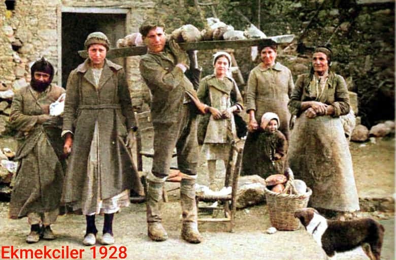 Blueyonetwo's tweet photo. The Breadmakers/ They look like a sect members,but perhaps it is the colouring/ 1928/ #Cyprus// Ekmekciler/ Giyimleri uniforma gibi ama renklendirilirken boyle olmus olabilir/ #Kibris #TekVatan #OnePeopleOneCountry/ The dog has bad intentions/Kopek ekmeklere fena bakiyor https://t.co/ITGw3qow71