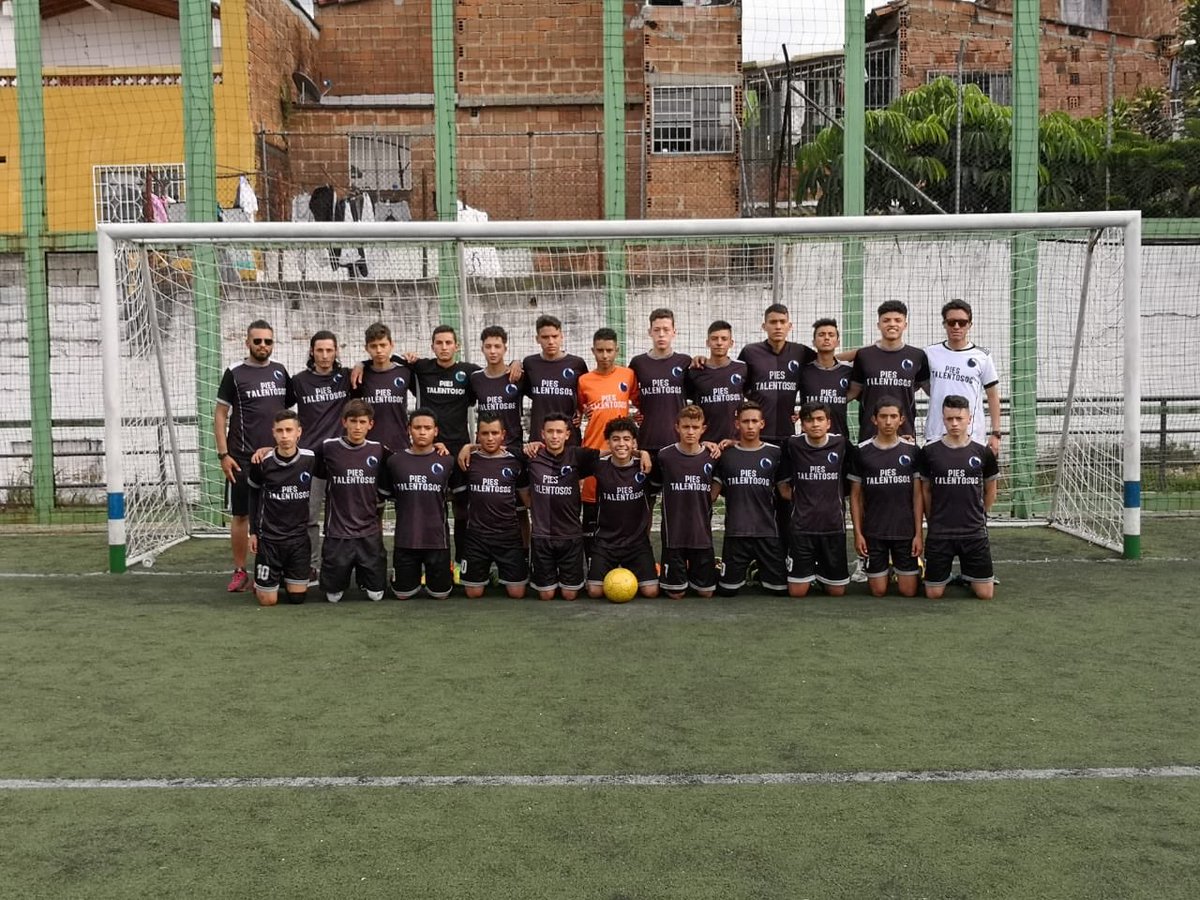 PiesFutbol's tweet photo. Equipo sub 18 torneo #piestalentosos👣⚽ #medellin 2019, experiencias para toda la vida 🙏🏼 #piestalentososcolombia #entrenaconpiestalentosos 🇨🇴⚽️ https://t.co/NfjTAMjHpX