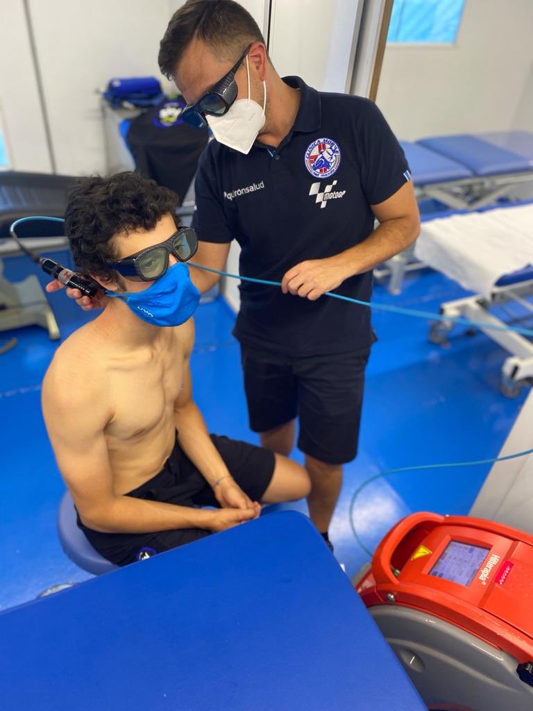 clinicamobile's tweet photo. Here with us @_celin13_ for a laser therapy on his neck.
@asalaser #asalaser #AndaluciaGP #Moto3
Qui con noi Celestino Vietti per una terapia laser al collo. https://t.co/sUr7L2plWT