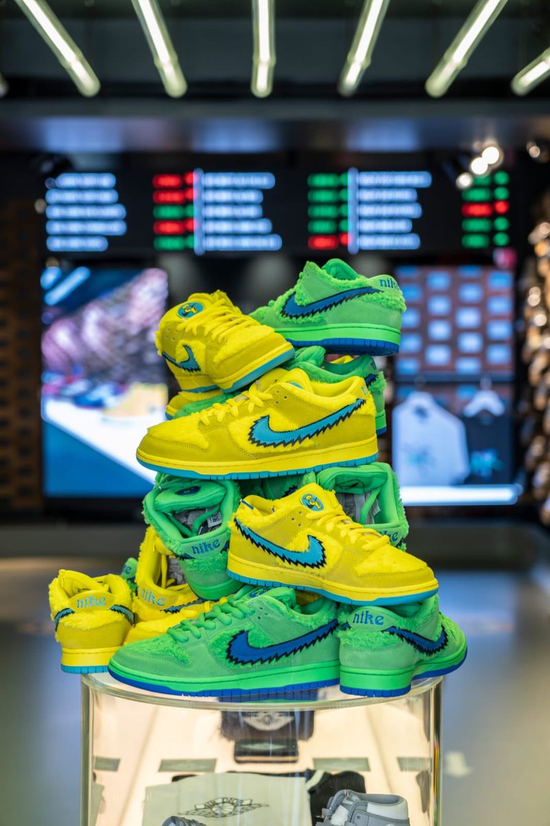 Presentedby tweet media