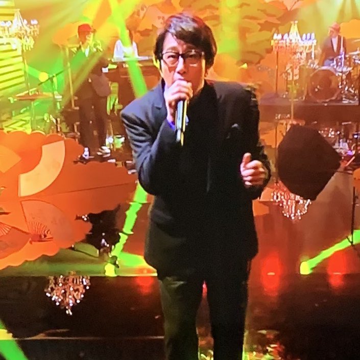 Oneit7005 今も好き 高校生の時に母を連れて行ったライブで紫のベッドに寝ながら歌う岡村ちゃん 気まずかった 笑 岡村靖幸 Songs