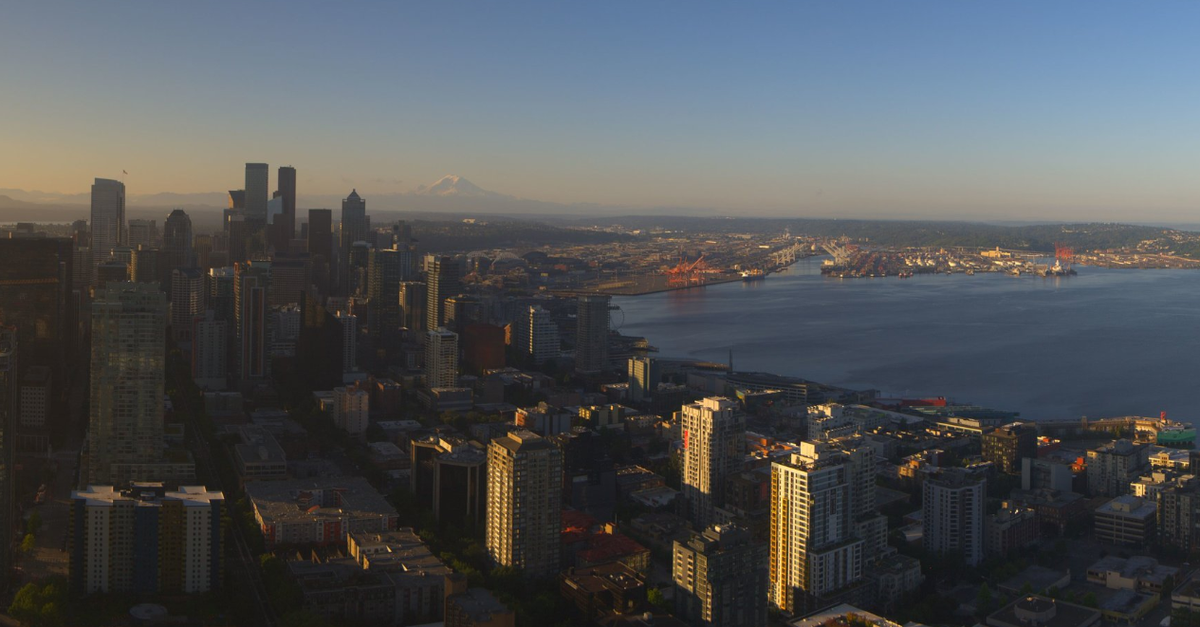 NWSSeattle's tweet photo. Well, well, well. The mountain is back out! Plenty of views expected this weekend with clear skies. [Webcam @space_needle] #wawx https://t.co/gqxCNnrdap