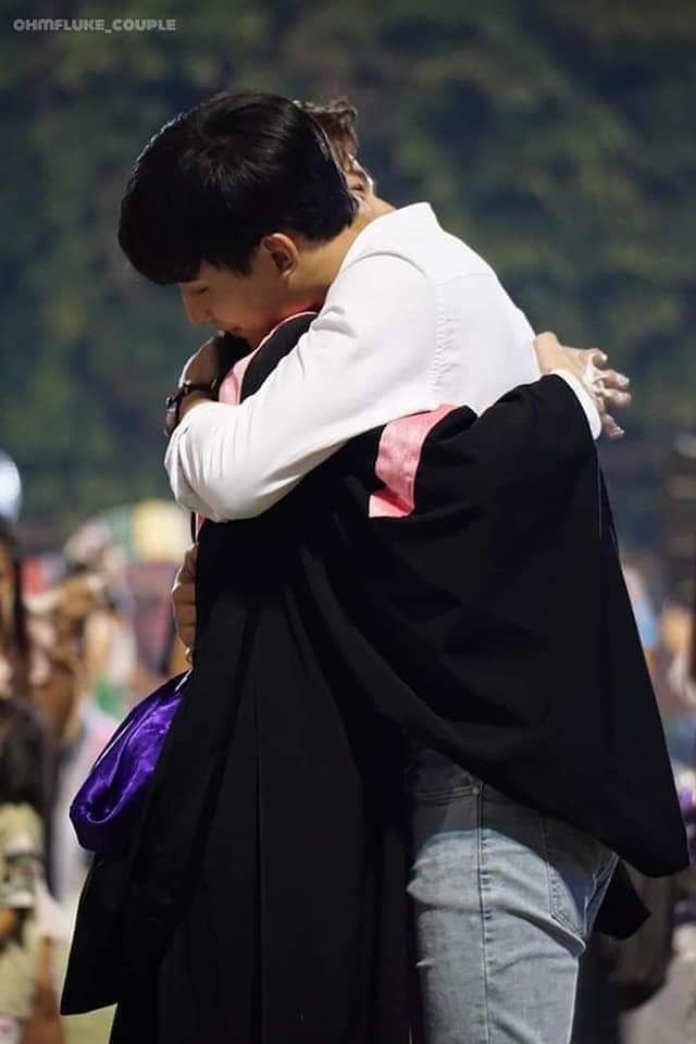 TieuHy0608's tweet photo. Mãi bên nhau 2 bạn nhớ 🙆‍♀️💙 
#OhmFlukeByYourSide https://t.co/ypfez8CUBM