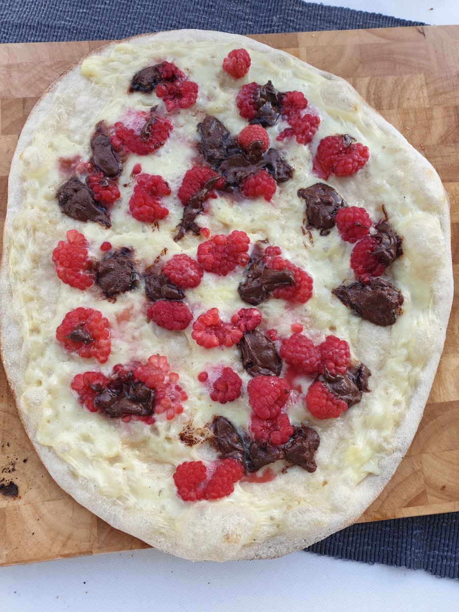 OlumUndDoener's tweet photo. Followed by a sweet one with Vanilla pudding raspberries and Vego chocolate spread @OoniHQ https://t.co/PpSRAsIFd9