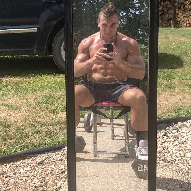 Pres10Vance's tweet photo. Outside workout kicked my ass. Yes the mirror is a necessity. #SunsOutGunsOut #BackToMyRoots #CountryWorkout #X https://t.co/GGgZzQCMTU