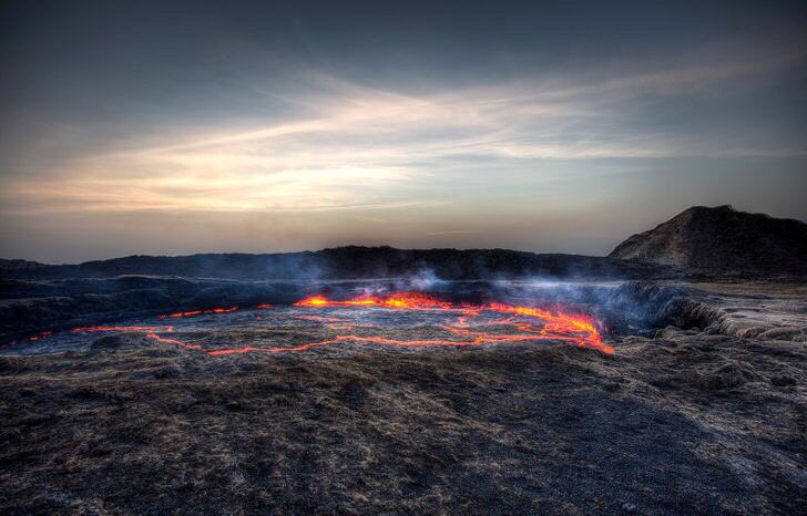 8. Dépression d'Afar, ÉthiopieEst l'un des volcans les plus dangereux de la planète. Des tremblements de terre y ont lieu constamment. En effet, il y a deux lacs de lave dans le cratère et le niveau de cette dernière change constamment, provoquant ainsi de forts séismes..