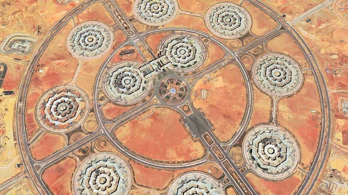  #Egypt's Ministry of Defense is another story of course, representing the Army's role in the country. The  #Octagon complex looks like an alien  base from space as some observers described!  @Aviation_IntelIt's an extremely large, elaborate, and highly unique installation.