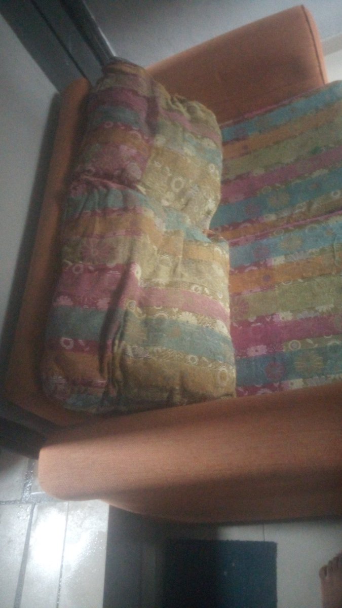 declutter_ng's tweet photo. Item Description: Sofa

Selling at: 12,000 (negotiable)

Condition: Pre-owned

Location: Bariga, Lagos

_________
Please send a DM if you want to order this item.

#DeclutterNG https://t.co/BP061wgPtP