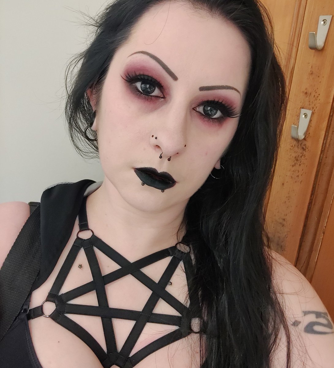 BaybeeBat's tweet photo. Time for another #IsolationRave with @straftanz on #Twitch!
#TwitchParty #ZoomParty #GothGirls #CyrberGirls #GirlsWithPiercings #TwilightSirenHarness #PlastikWrap #NoFilter
https://t.co/UpPZtd7wuY https://t.co/Qgb5YFFptE