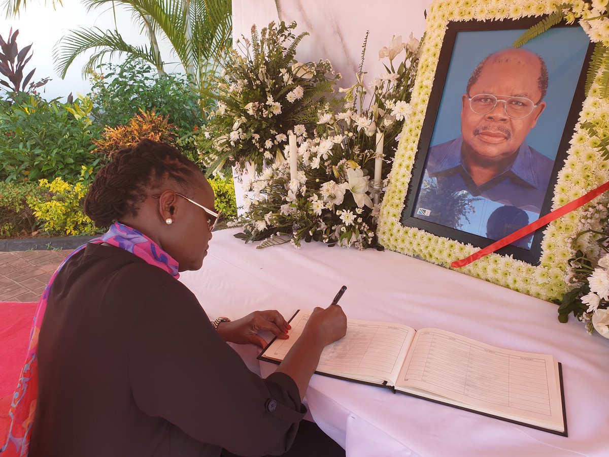 NgalulaAngelina's tweet photo. Leo nimeongozana na wajumbe wa bodi ya Tasisi ya Sekta Binafsi. Tumefika nyumbani kwa marehemu Rais mstaafu Mh. Benjamin Mkapa kutia saini kitabu cha kumbukumbu ya maombolezo kufuatia kifo chake. https://t.co/xI9NlWKuVG