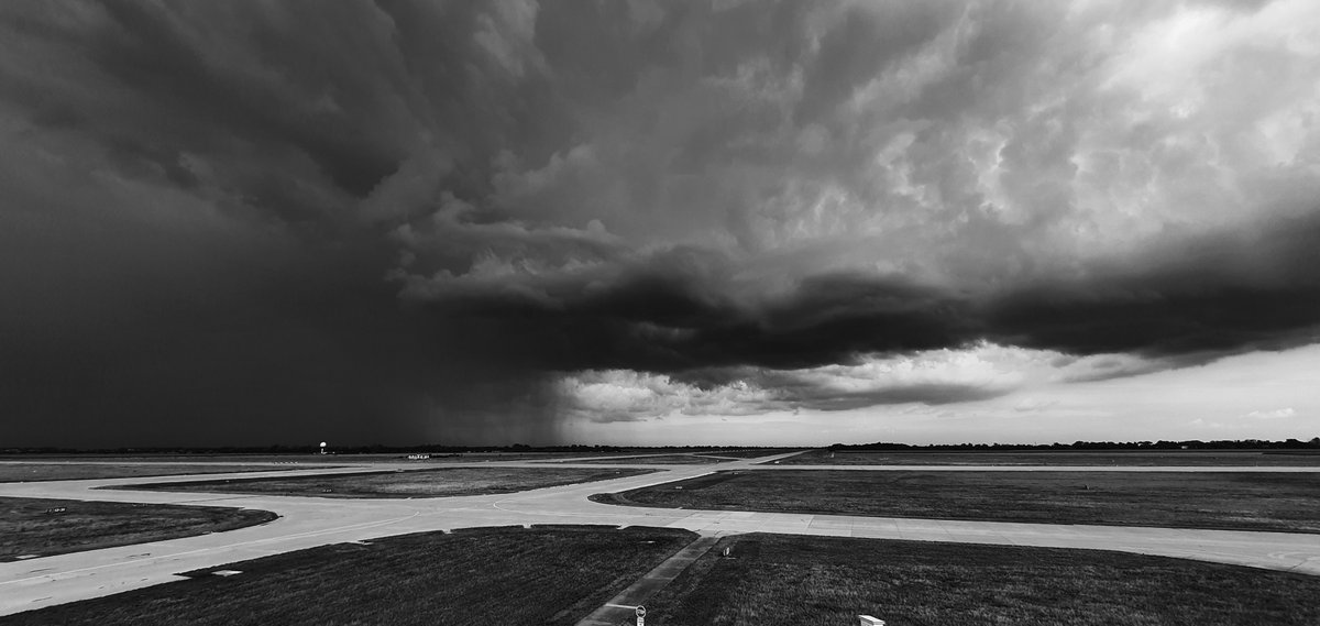 ThomasSykora's tweet photo. very active stormy day today, Bratislava, Slovakia
25/VII/2020 15:19 UTC - 17:19 CEST 🇸🇰
#precipitation #storm #wall  #airport #cumulonimbus https://t.co/ytVnZQMMmo