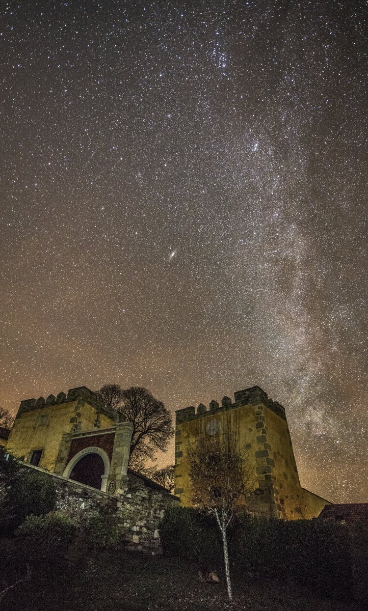 gotripland's tweet photo. ¡Feliz #DíaNacionalDeGalicia🎉!!!
 
Hoy, queremos compartir esta impresionante imagen del cielo estrellado🌠visto desde Chaguazoso, Ourense.
 
Un reflejo de las innumerables maravillas🤩que reúne #Galicia a lo largo y ancho de su territorio🗺️. https://t.co/8UeBwZPJGD