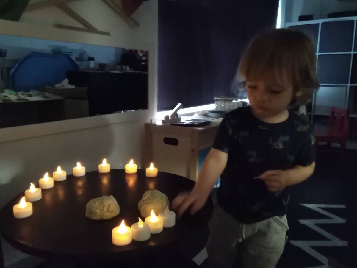 HablaNursery's tweet photo. This week we have been doing some activities to focus on mental wellbeing inspired by @NDNAtalk #HealthybodyHappyme Our elephants loved playing with the lavender playdough with relaxing lighting and music #mentalwellness #relaxation #eyfs https://t.co/prSdPsLDG6