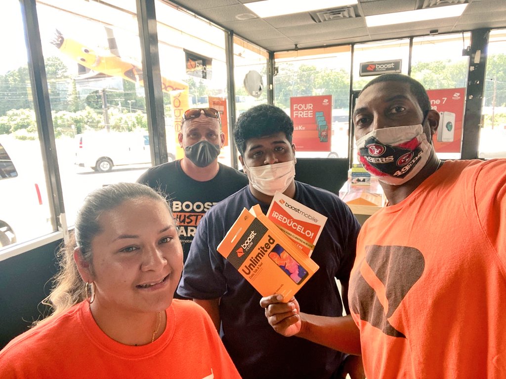 JrobBoost's tweet image. Team work!! Shrinking it in Winston!! Another Happy Customer!! #midatlanticsquad #dishingoutBoost #shrinkit #BoostDISHingDeals @mstockton_dish @RandyWh90733891 @BoostMobileSean @BoostAJP @IntouchSmart