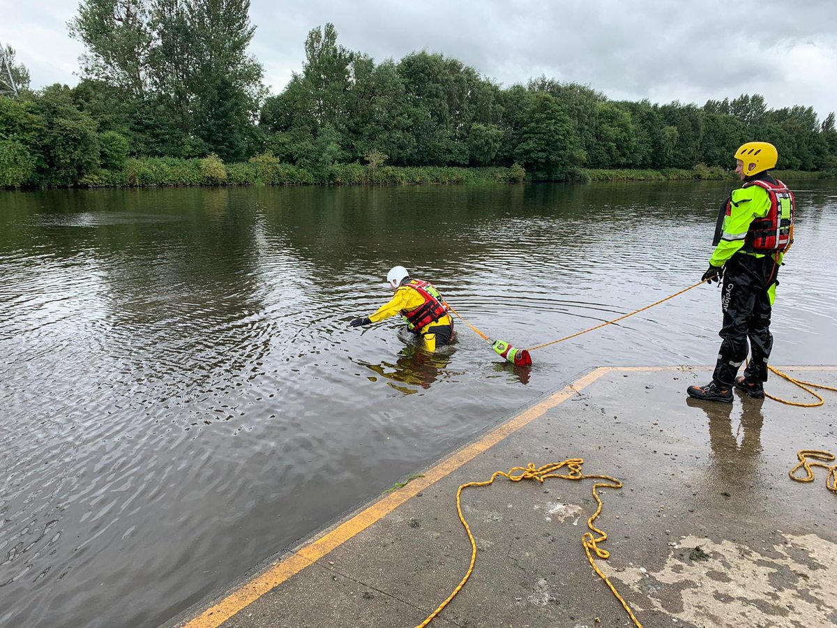 White Watch have been carrying out their Swift Water Rescue training at Warrington Rowing Club. Please do NOT swim in open water.  Don’t let a cooling dip be the last thing you ever do. Even strong swimmers can drown in open water.  <a href="/CheshireFire/">Cheshire Fire and Rescue Service</a> 
orlo.uk/FF23i