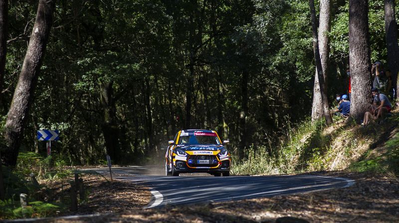 LaRegion's tweet photo. #53ROU El equipo ourensano formado por Diego Félix y Raquel Rodríguez se hicieron con el triunfo en la Copa Suzuki en el #RallydeOurense2020. https://t.co/zybJ7NMI76 https://t.co/jUIUUSBIYO
