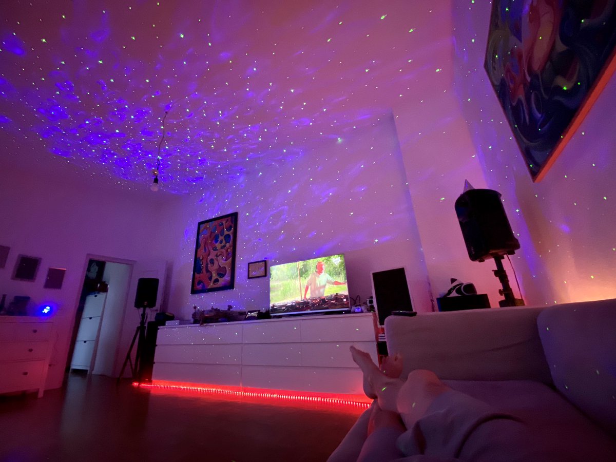 derPUPE's tweet photo. Das remote #NationOfGondwana Emfangs & Genuss-Setup steht
Auf dem Sofa am rande unserer imaginären Tanze sitzend dezentral mit allen wellenkompatibelen Wesen dem Schabernack fröhnen 🚀
#DickstenDank an die Streaming Wizzards & das #pyonen team.
#RaveThePlanet & #HackThePlanet https://t.co/qIk0pYFTEi