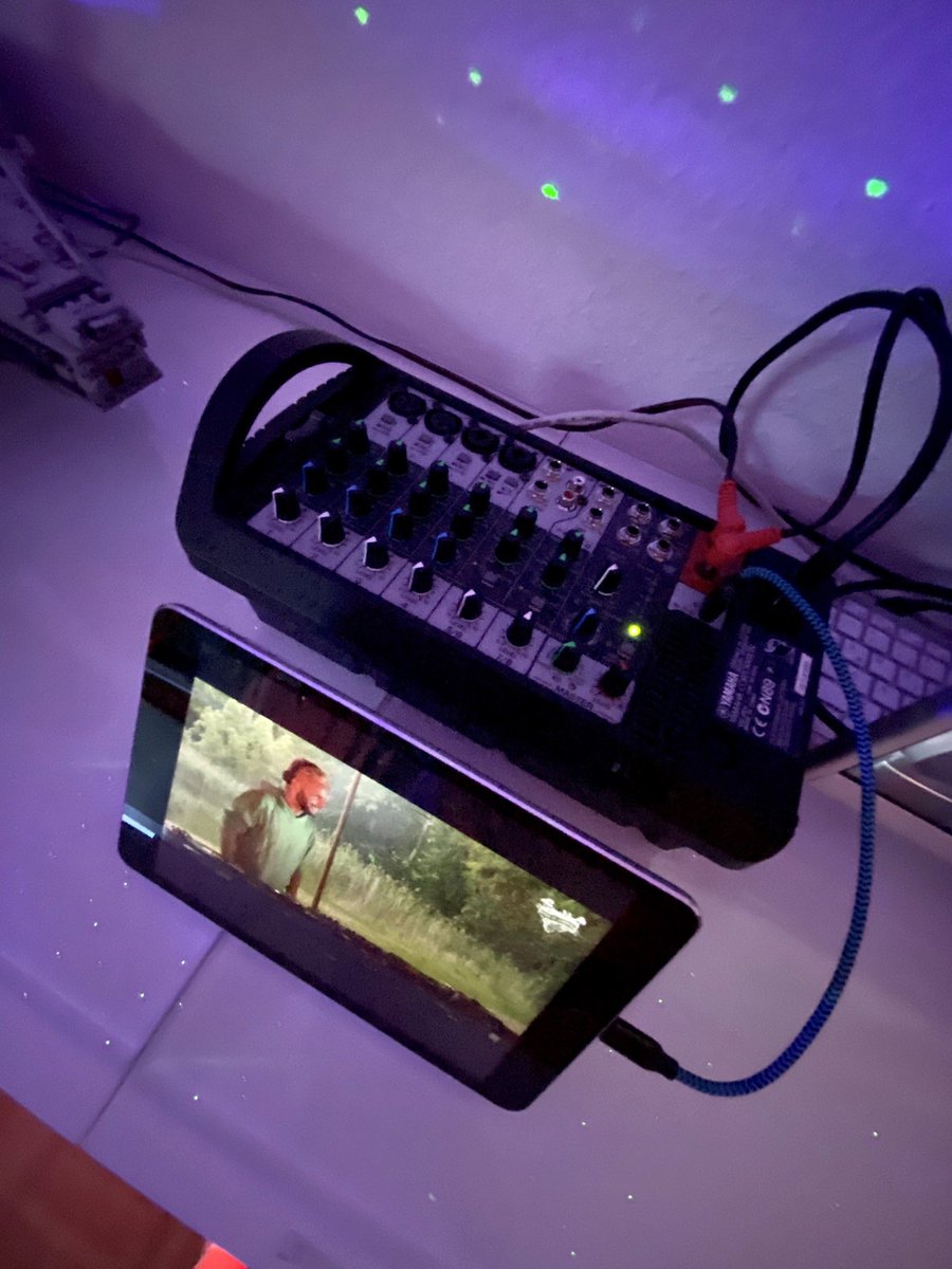 derPUPE's tweet photo. Das remote #NationOfGondwana Emfangs & Genuss-Setup steht
Auf dem Sofa am rande unserer imaginären Tanze sitzend dezentral mit allen wellenkompatibelen Wesen dem Schabernack fröhnen 🚀
#DickstenDank an die Streaming Wizzards & das #pyonen team.
#RaveThePlanet & #HackThePlanet https://t.co/qIk0pYFTEi