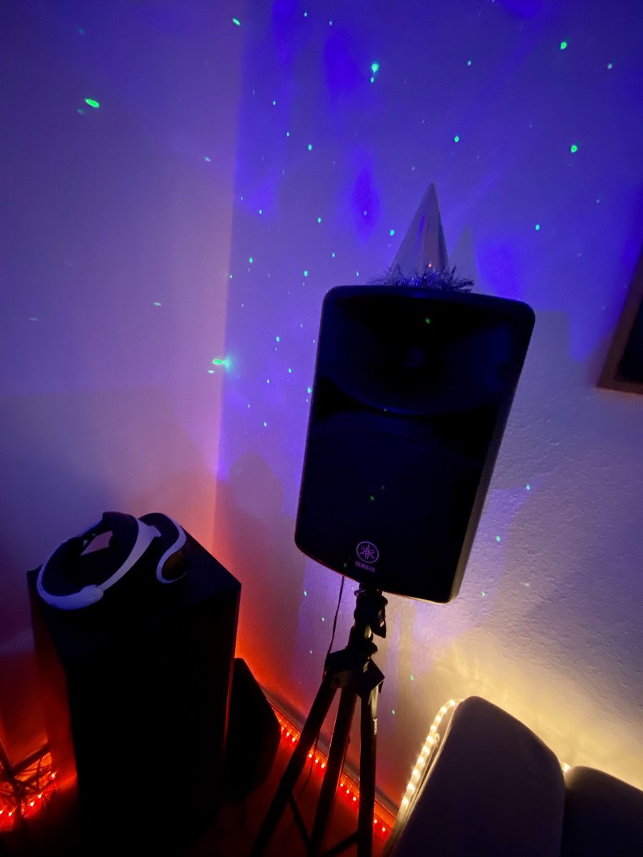 derPUPE's tweet photo. Das remote #NationOfGondwana Emfangs & Genuss-Setup steht
Auf dem Sofa am rande unserer imaginären Tanze sitzend dezentral mit allen wellenkompatibelen Wesen dem Schabernack fröhnen 🚀
#DickstenDank an die Streaming Wizzards & das #pyonen team.
#RaveThePlanet & #HackThePlanet https://t.co/qIk0pYFTEi