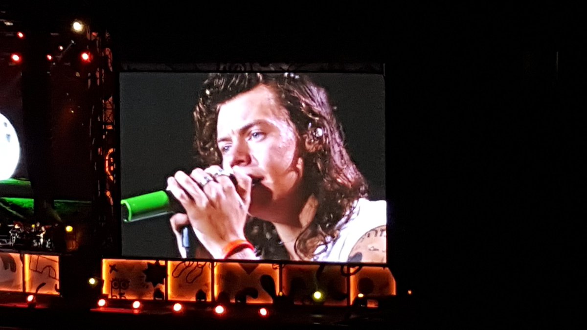cheerioharry's tweet image. um i took this at my otra show...HANDS. HANDS HANDS HANDS HANDS HANDS HANDS HANDS HANDS #OneDirectionVSDirectioners #10YearsfOneDirection